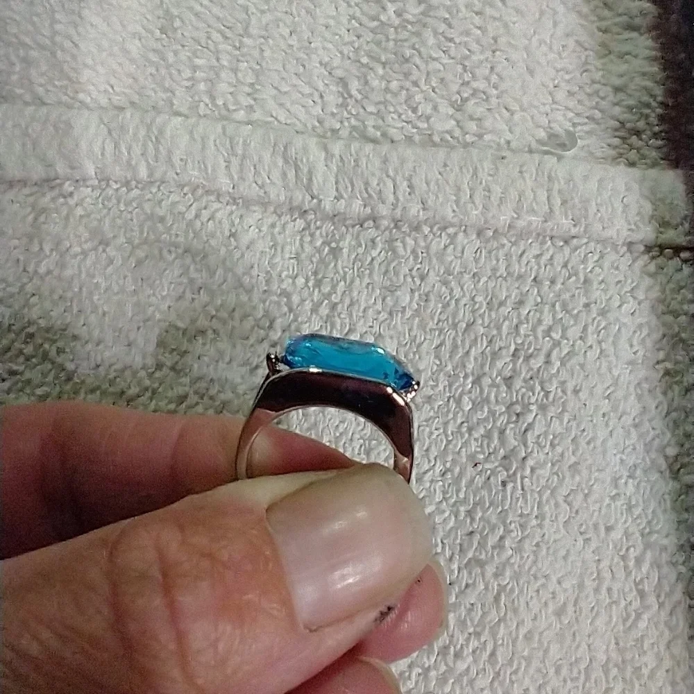 Silvertone blue 💙 🔵 crystal 🔮 ring 💍5.75